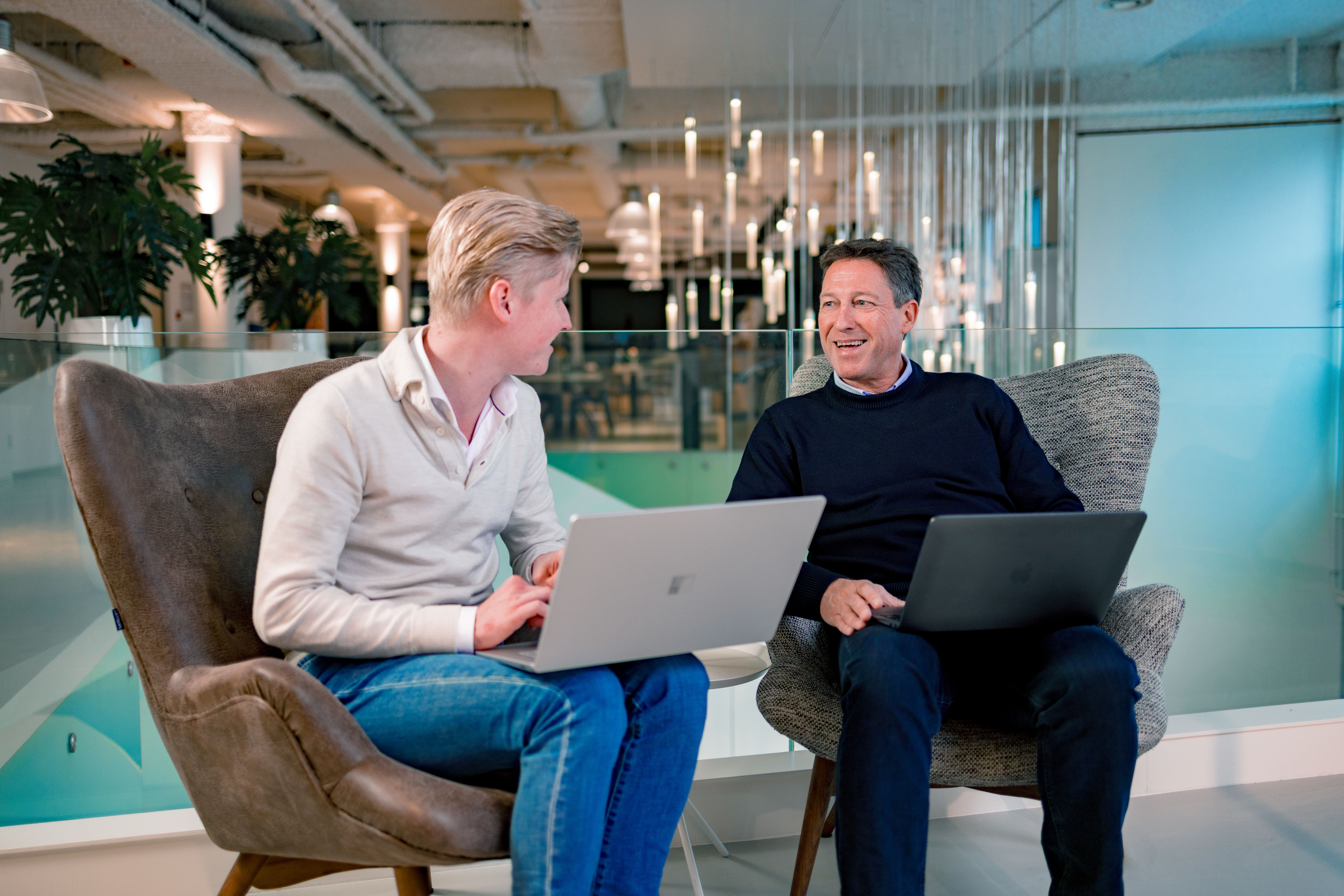 Sfeerfoto Hugo de Brouwer in gesprek Sfeerfoto Hugo de Brouwer met zijn zoon